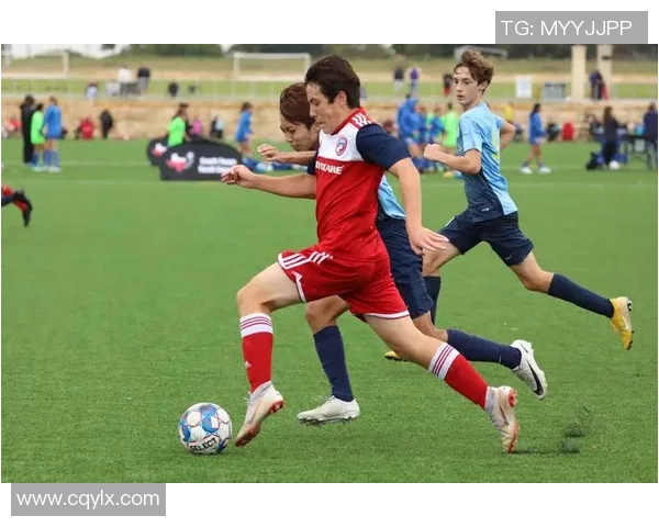 如何绘制生动的足球比赛场景技巧与步骤详解